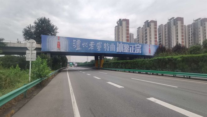 im电竞·(中国)官方网站高速广告画面设计指南：简洁明了的艺术(图1)