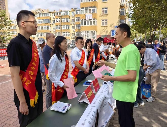 im电竞青岛市人社局开展“政策、岗位、服务直通车进社区”党建共建活动(图1)