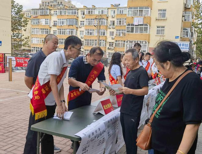 im电竞青岛市人社局开展“政策、岗位、服务直通车进社区”党建共建活动(图3)